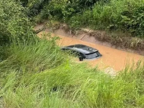 Đang lái ô tô đi tìm quán cà phê, tài xế lao xe thẳng xuống kênh nước, hiện trường tìm thấy chiếc xe đầy ám ảnh