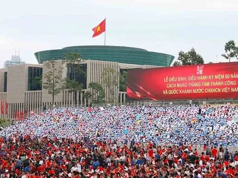 Nhắc nhở người dân ứng xử văn minh khi giao lưu với đoàn diễu binh, diễu hành