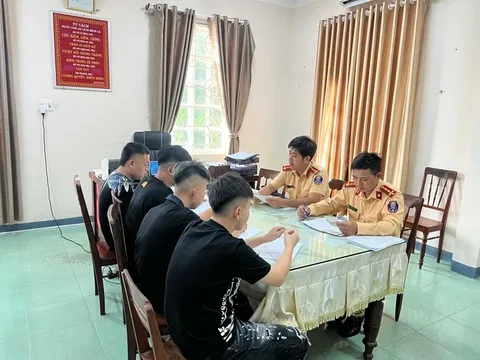 Đang lái xe máy, nam thanh niên buông hai tay nhảy điệu "Aura Farming" và cái kết không ngoài dự đoán