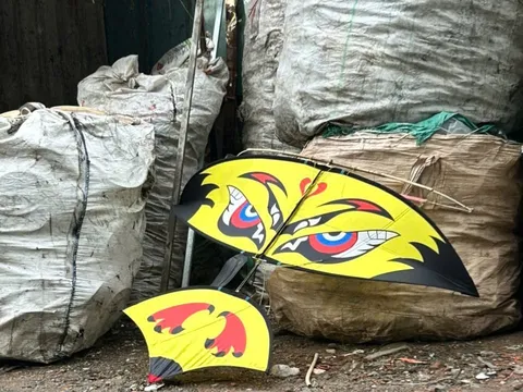 Cố giữ diều gặp gió mạnh, thanh niên bị đứt lìa bàn tay phải