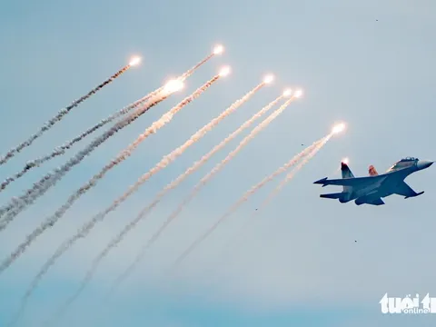 Chùm ảnh: Cận cảnh tiêm kích Su 30-MK2 thả đạn nhiễu rực sáng trên bầu trời Thủ đô, trực thăng kéo cờ trong lễ tổng duyệt diễu binh mừng Quốc khánh 2/9
