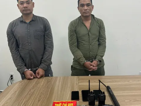 Mạo danh cảnh sát hình sự, trang bị cả súng colt quay, còng số 8, băng đỏ, bộ đàm, dùi cui điện... để cướp tài sản