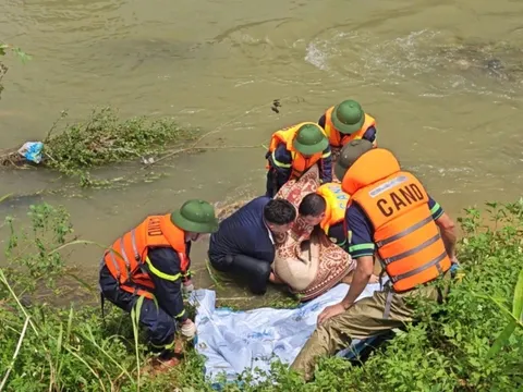 Xót xa: Đi tắm suối cùng 3 con nhỏ, người cha trượt chân đuối nước, tử vong