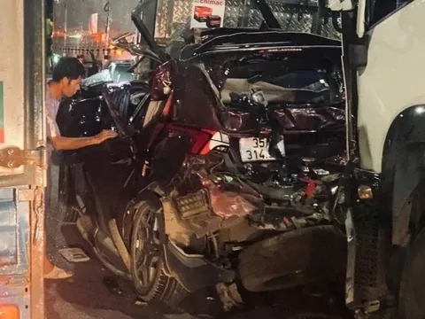 Xe ô tô 7 chỗ bị vò nát khi dừng chờ đèn đỏ, 3 người thương vong: Hé lộ nguyên nhân dẫn đến tai nạn thảm khốc