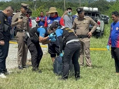 Phát hiện thi thể nữ giới bán khỏa thân trong vali bị khóa ở hồ nước: Hiện trường có gì?