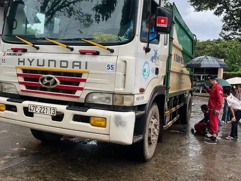 Xót xa: Học sinh lớp 6 bị xe thu gom rác tông tại trường học, tử vong, hiện trường xe đạp kẹt dưới gầm xe rác đầy ám ảnh
