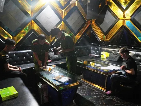 Bé trai 14 tuổi bán ma túy trong quán karaoke khai những gì về hành vi phạm luật?