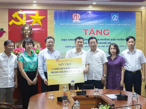 Nhà xuất bản Giáo dục Việt Nam trao tặng hơn 17.000 cuốn SGK cho học sinh Nghệ An