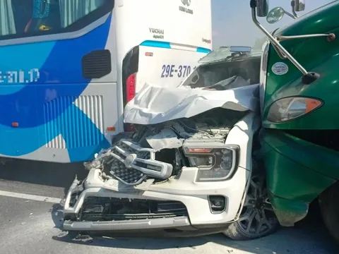 Ám ảnh hiện trường ô tô Everest bẹp dúm, mắc kẹt ở giữa xe khách và xe container sau cú va chạm liên hoàn trên cao tốc