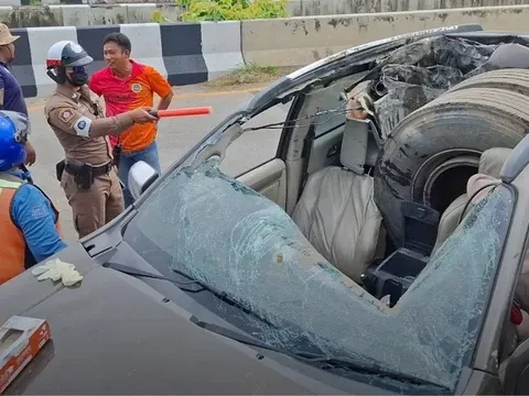 Hãi hùng 2 chiếc bánh xe long ra khỏi xe tải và rơi vào bên trong chiếc SUV khiến nam y tá nguy kịch