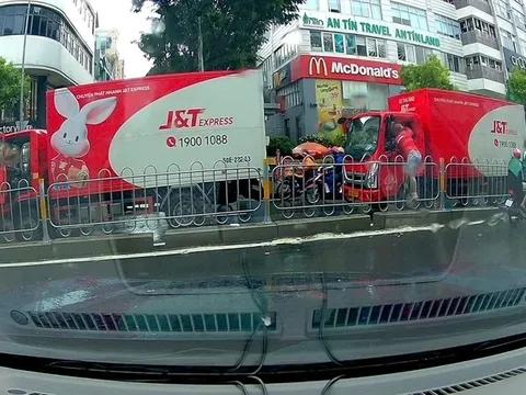 Bắt tài xế J&T Express đánh đồng nghiệp ngay giữa đường bằng hung khí gây bức xúc