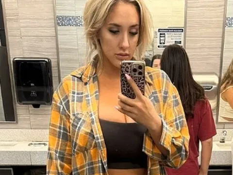 Nữ người mẫu mặc hở quá đà khi đi máy bay và cái kết úi xùi chưa từng thấy