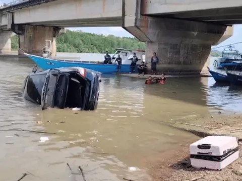 Đau nhói lòng: 2 bé 6 và 8 tuổi tử vong khi ngồi trong ô tô bố lái - động cơ đã tắt nhưng chiếc xe bất ngờ lăn bánh về phía bờ sông