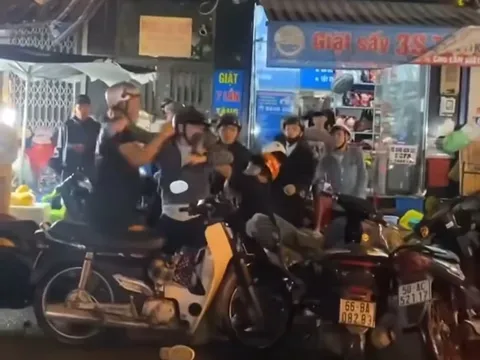 Lan truyền video 10 người liên tục dùng chân, tay đánh một đôi nam nữ nằm bẹp dưới đất, sự thật là gì?