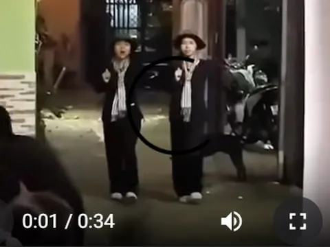 Xúc động hình ảnh 2 cô con gái mới đi diễu binh về được cả xóm chào đón