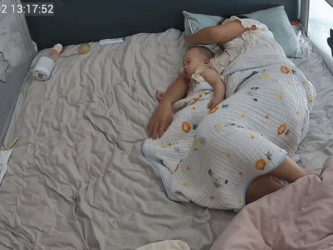 Khoảnh khắc giản dị nhưng chan chứa tình mẫu tử: Em bé thiu thiu ngủ vẫn tìm vòng tay mẹ