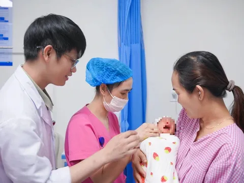 Cảnh sát giao thông dùng xe tuần tra dẫn đường cho sản phụ đi cấp cứu