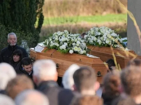 Bố ngã quỵ, tử vong tại đám tang của con trai khiến ai cũng xót lòng