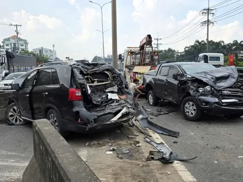 Xe tải tông liên hoàn 7 ô tô trên quốc lộ 51: Nhiều xế hộp nát bươm, hiện trường rất kinh hoàng