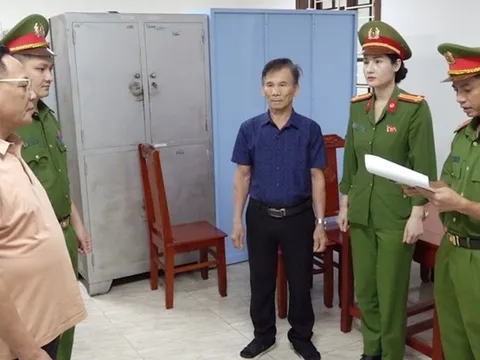 Vì sao nguyên Chủ tịch UBND TP Thanh Hóa cùng 7 bị can khác bị khởi tố?