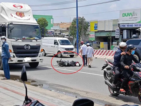 Đau lòng: Mẹ gào khóc bên thi thể con trai lớp 11 tử vong do va chạm với xe bồn