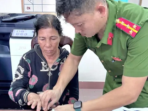 Dấu hiệu lạ trong căn nhà bà lão 74 tuổi, công an bắt quả tang 2 thanh niên làm chuyện đáng xấu hổ