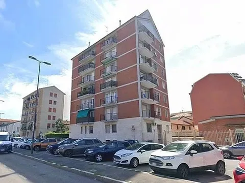 Thương tâm: Cụ bà 83 tuổi bị người hàng xóm 70 tuổi trèo qua ban công nhảy xuống đường rơi trúng và tử vong tại chỗ