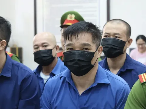 Chùm ảnh: Trùm giang hồ Bình "Kiểm" và đồng phạm bị dẫn giải tới toà trong vòng vây an ninh nghiêm ngặt