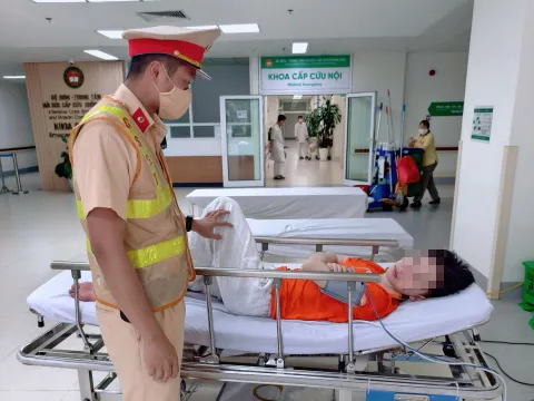Sinh viên bất ngờ bị đột quỵ tại trường, cảnh sát giao thông hỗ trợ đưa đi cấp cứu kịp thời