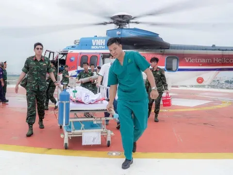 Trực thăng vượt biển trong đêm giữa mưa bão đưa bệnh nhân Trường Sa vào đất liền cấp cứu