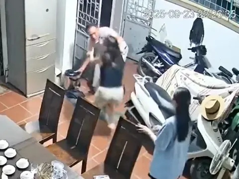 Vụ người đàn ông tố bị hàng xóm phá cửa, xông vào đánh vợ giữa đêm: Camera ghi lại gì?