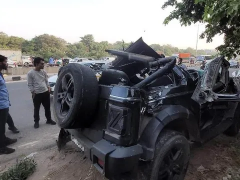 Hiện trường vụ tai nạn ô tô chạy quá tốc độ, đâm trực diện vào dải phân cách khiến 5 người tử vong