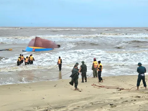 Vụ 9 thuyền viên mất tích ở Quảng Trị: Đang xác minh danh tính 2 thi thể vừa được tìm thấy