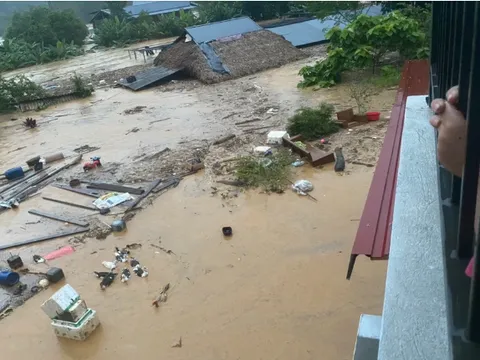 Nước lũ dâng cao, 10 người ngồi trên nóc nhà ở xã Việt Hồng, tỉnh Lào Cai lên mạng xã hội kêu cứu