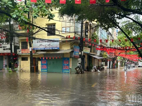 Hà Nội: Những điểm này còn úng ngập, người tham gia giao thông cần tránh ngay