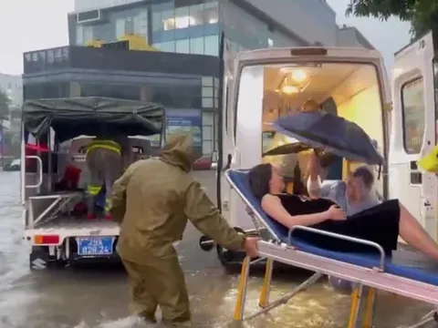 Công an phường kịp thời hỗ trợ sản phụ đi cấp cứu giữa thời tiết mưa bão