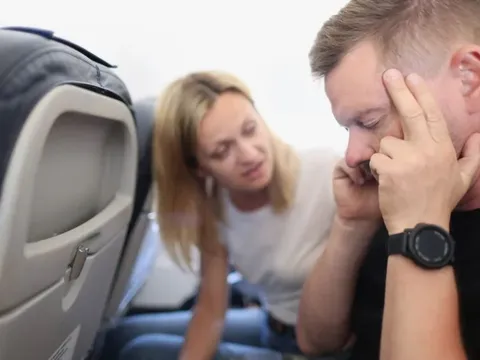 Đụng chạm quá đà còn "tăng cấp" hành vi nhạy cảm trên máy bay, một cặp đôi phải hầu tòa