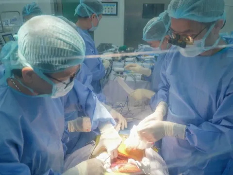 Kỳ diệu: Người lính quân y nguy kịch vì bạo bệnh đã được hồi sinh nhờ lá gan của anh ruột, có 1 "cuộc đua với tử thần"