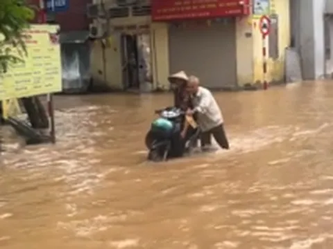 Clip rớt nước mắt cảnh cụ ông 72 tuổi đẩy xe giữa dòng nước lụt đưa cụ bà 70 tuổi đi khám bệnh