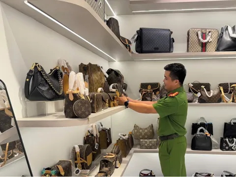 Đà Nẵng: Loạt cửa hàng đồ hiệu Côcô, Milano, Tiffany cất giấu hàng giả, nhái ở tầng 2, ngụy trang tầng 1