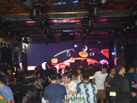 Đột kịch bar New Style Club ở phường Thái Bình, hàng chục dân chơi ngang nhiên làm chuyện đáng xấu hổ
