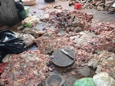 Rùng mình công nghệ chế biến mỡ bẩn ở Nghệ An: Những chậu nước đổi màu đen ngòm