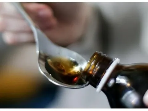 Bé trai 5 tuổi tử vong sau vài giờ dùng siro ho: Bác sĩ uống để chứng minh an toàn cũng bất tỉnh, chuyên gia nói gì?