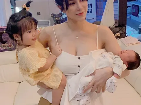 Sống ở nhà nội đại gia, con trai Diệp Lâm Anh mừng rỡ khi gặp mẹ và chị gái, cậu bé 6 tuổi bảnh bao hệt bố, học quốc tế 2 tỷ/năm