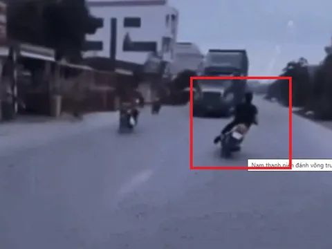 Thanh niên hổ báo ngông cuồng đánh võng xe máy trước đầu xe tải, còn đăng clip khoe khoang, bị xử lý sau 4 tháng