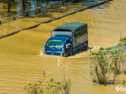 Hình ảnh cao tốc chiều Thái Nguyên - Hà Nội tắc dài vì ngập lụt, hướng di chuyển cần chú ý để đảm bảo lộ trình