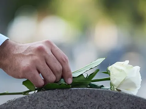 Khi gia đình có người thân mất, người lao động được nghỉ bao nhiêu ngày và có thể kéo dài ngày nghỉ trong trường hợp nào?