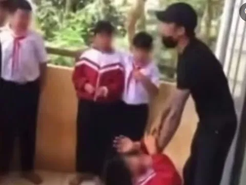 Thông tin phụ huynh hành hung học sinh ngay tại trường học: Hé lộ "chuỗi" đánh qua đánh lại trước đó