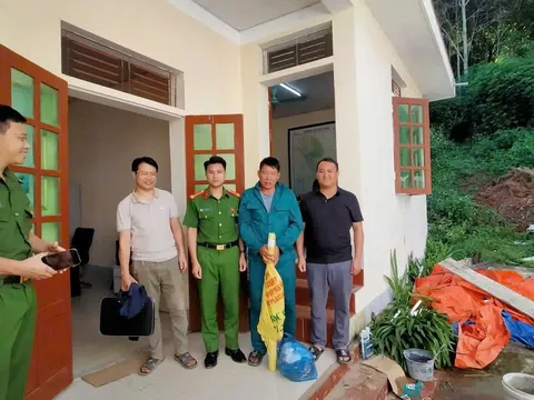 Bắt quả tang Tẩn Văn Mán, lộ khoản tiền 5 triệu đồng