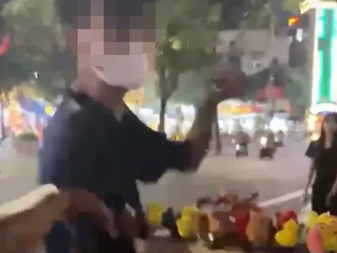 Người bán hàng rong bị tố quấy rối du khách ở hồ Gươm có đặc điểm thế nào mà khiến nhiều cô gái khiếp vía?